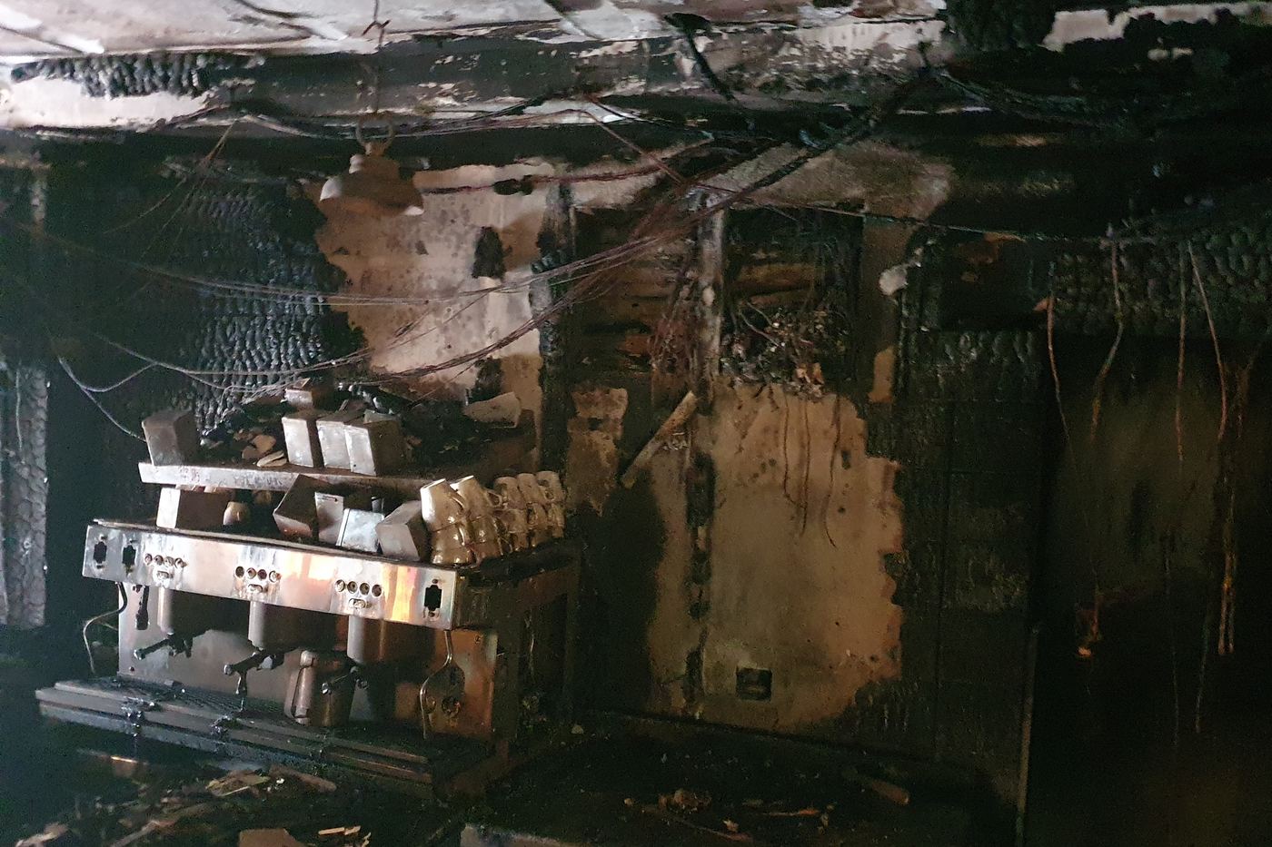 Interior de establecimiento de hostelería tras un incendio