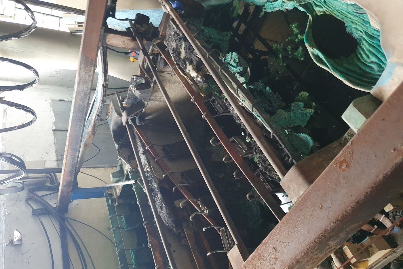 Línea de producción industrial calcinada tras un incendio