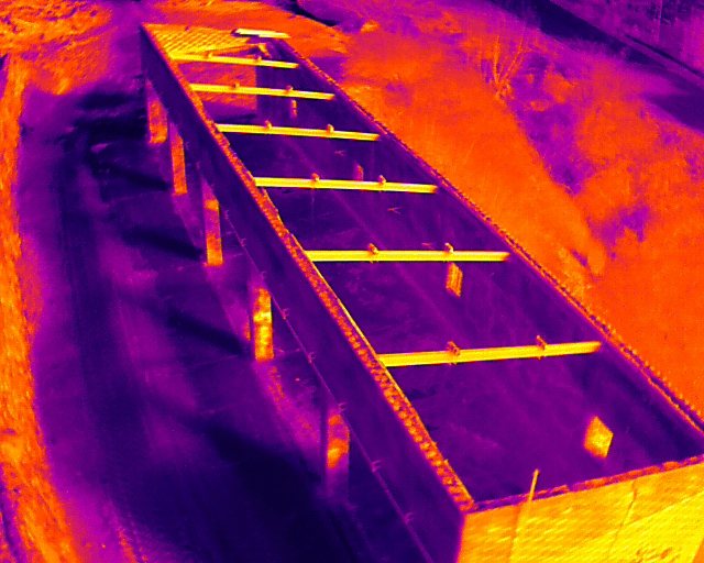 Imagen térmica tomada con dron sobre la cubierta de una nave industrial